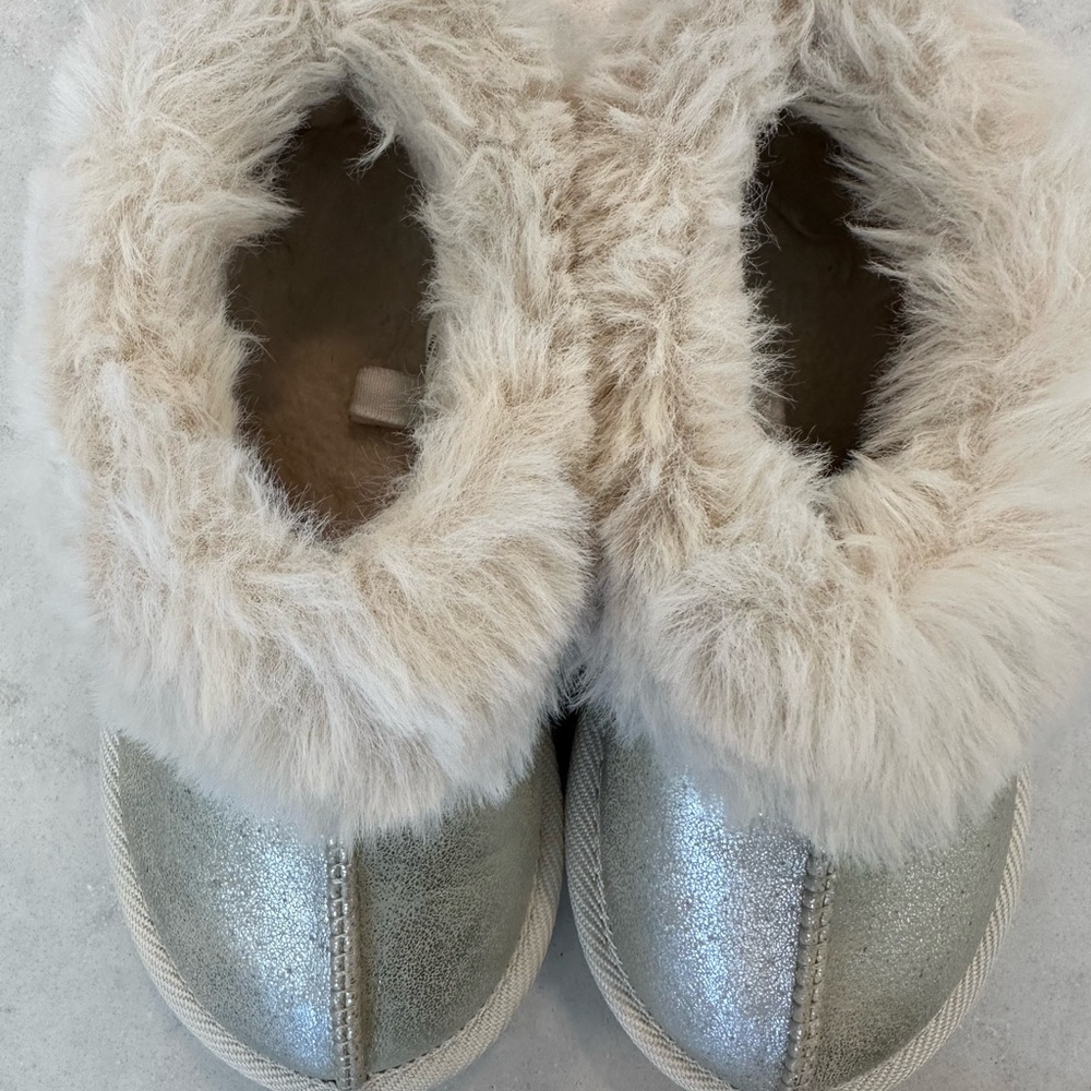 Almost New! Cozy white Gold/Cream Kids Shoes with Faux Fur Lining